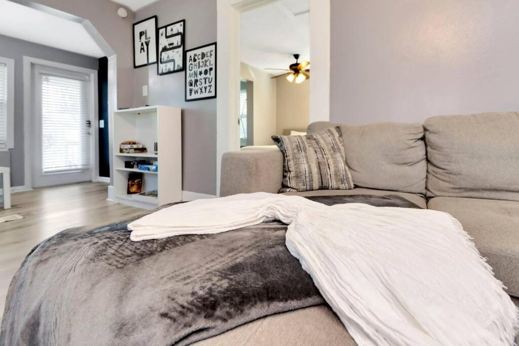 Cozy With Patio & Grill, Private And Location Holiday home Tampa