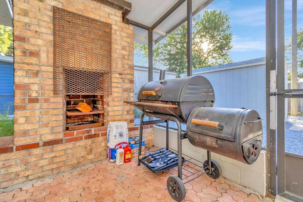 Cozy With Patio & Grill, Private And Location Ferienhaus