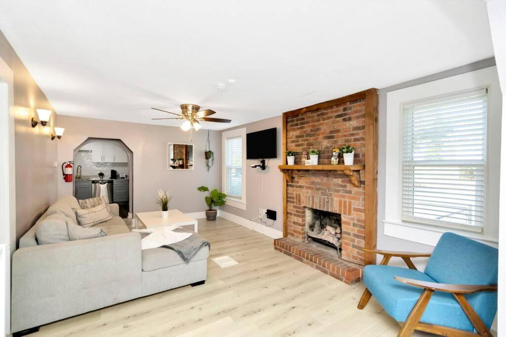 Ferienhaus Cozy With Patio & Grill, Private And Location Tampa